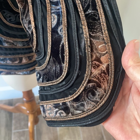 Gorgeous jacket with multiple characteristics!! Stand out with this show stopper - Picture 5 of 14